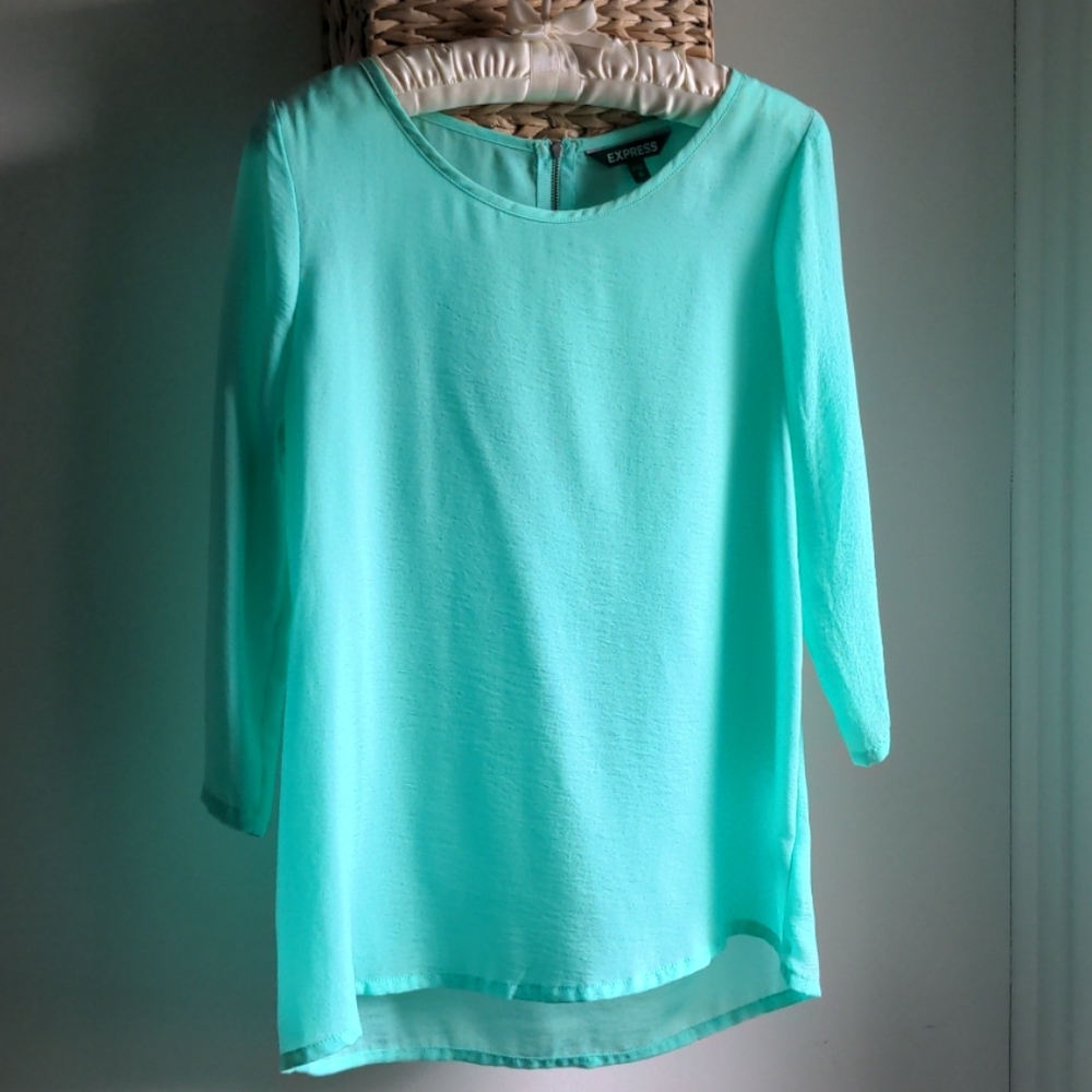 EUC Express top with zip-back accent